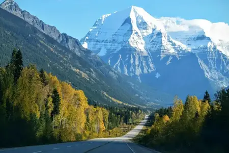 L’Ungheria sta costruendo un’autostrada a tre corsie lunga 80 km, mentre la Romania avrà un’autostrada est-ovest entro il 2027.